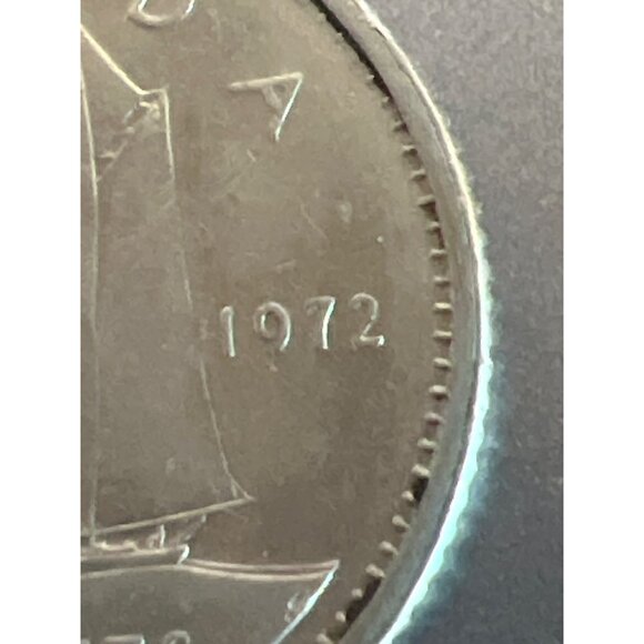 Canadian 1972 10 Cent Coin With Bluenose Schooner & Queen Elizabeth II Portrait - Picture 2 of 3